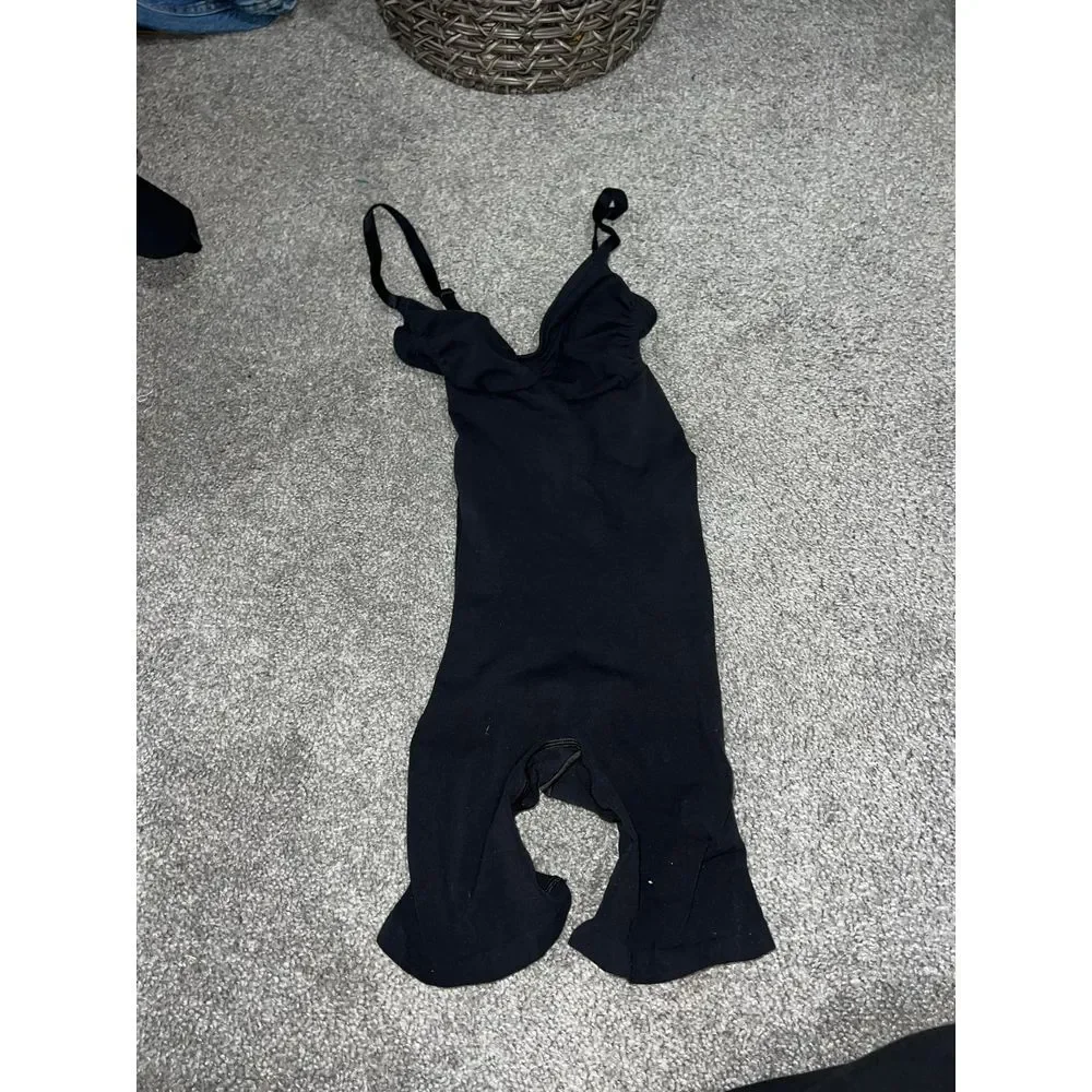 Skims sculpting bodysuit with shorts size large in onyx